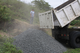 Dumptruck unloading gravel