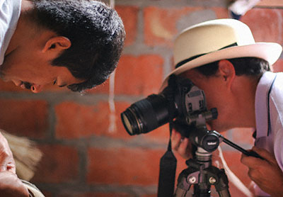 Roff Smith photographs Simon weaving for a book he is writing.